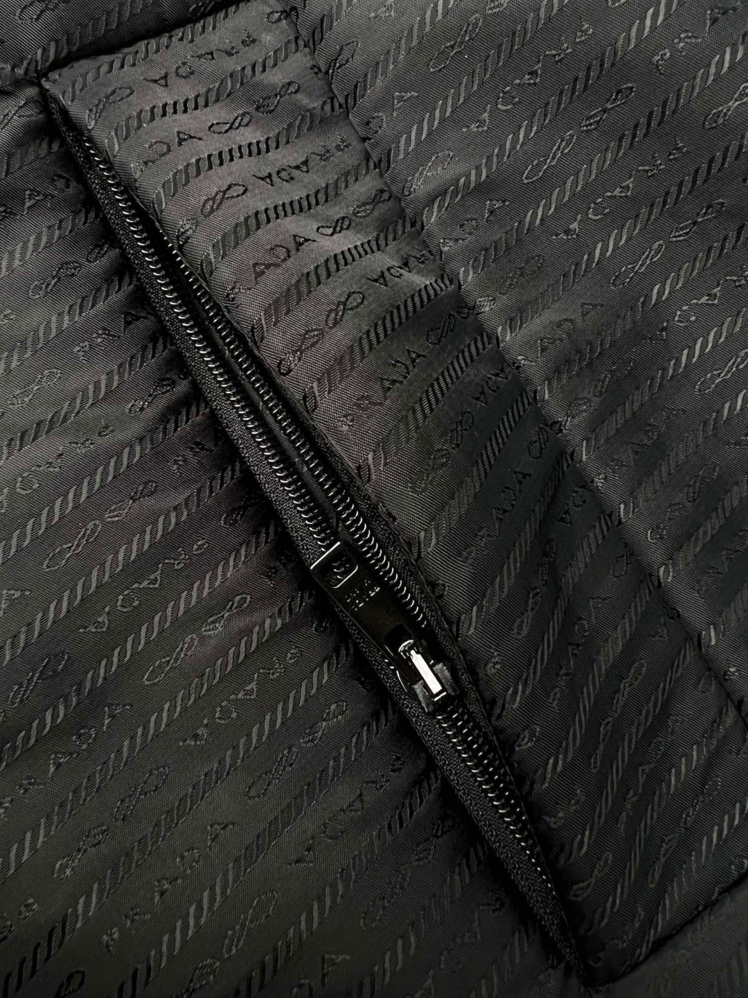 PRADA 普拉达 纯色徽标翻领马甲 棉服 无袖 男女同款 黑色 SGC058-11FC-F0002-S-221