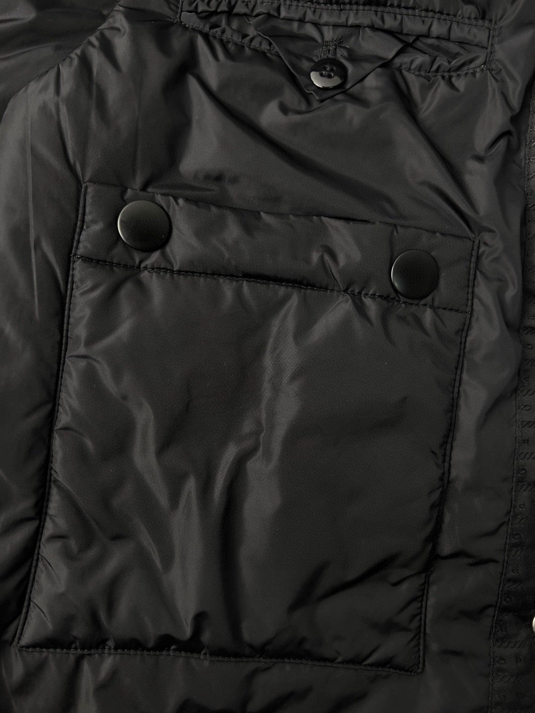 PRADA 普拉达 纯色徽标翻领马甲 棉服 无袖 男女同款 黑色 SGC058-11FC-F0002-S-221