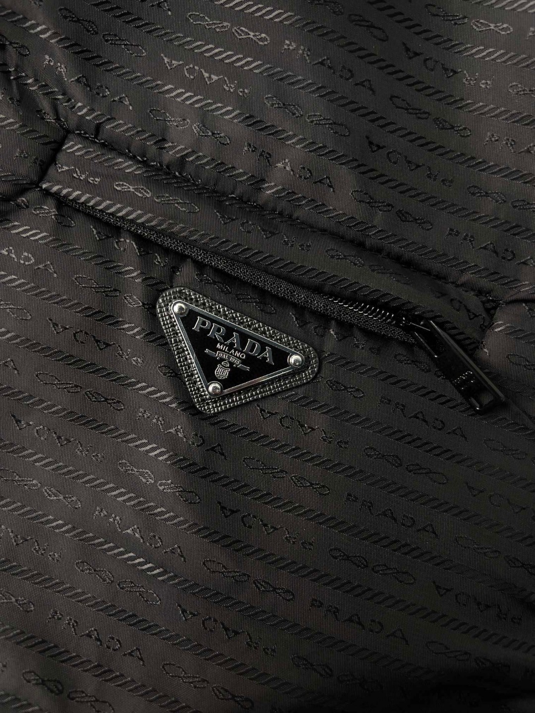 PRADA 普拉达 纯色徽标翻领马甲 棉服 无袖 男女同款 黑色 SGC058-11FC-F0002-S-221