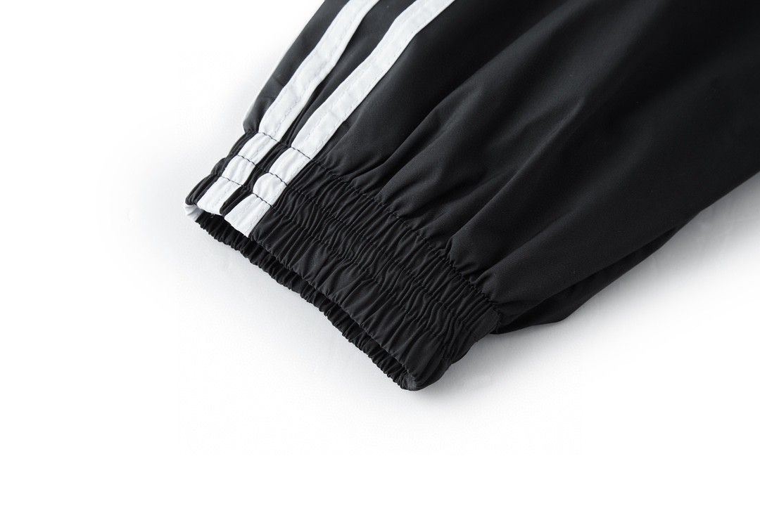 Balenciaga 巴黎世家 adidas originals 联名款 SS22 Logo印花条纹边运动衣 夹克 外套 黑色 712280TNQ221000