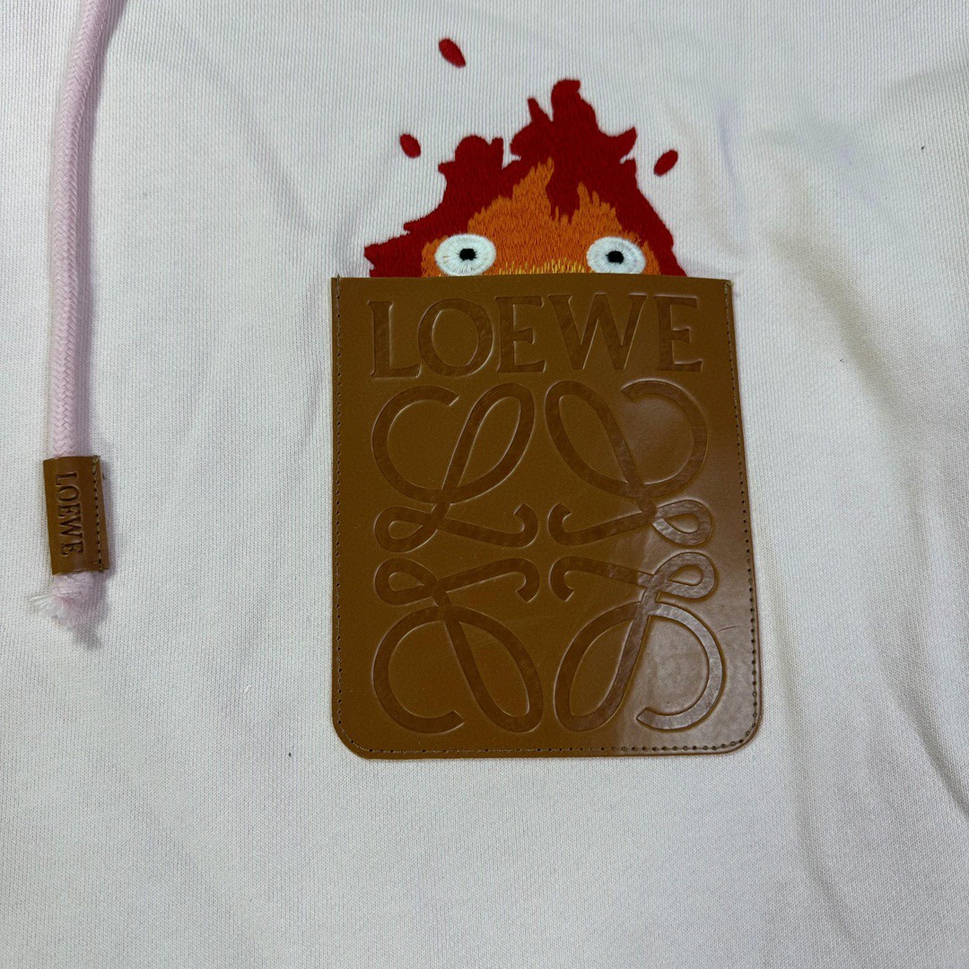 Loewe 罗意威 哈尔的移动城堡 联名款 小火焰刺绣拼皮口袋抽绳连帽卫衣 卫衣 秋冬 粉色 HB44Y24X04-2060