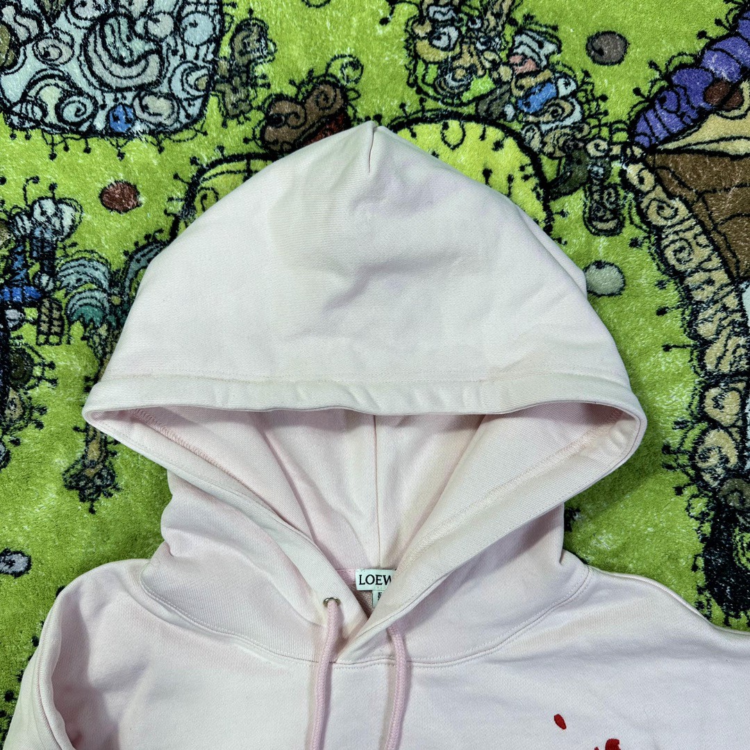 Loewe 罗意威 哈尔的移动城堡 联名款 小火焰刺绣拼皮口袋抽绳连帽卫衣 卫衣 秋冬 粉色 HB44Y24X04-2060