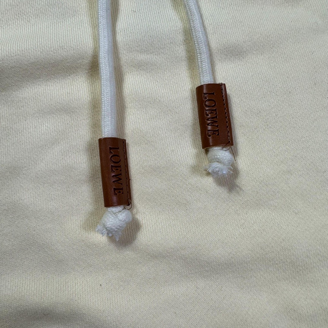 Loewe 罗意威 哈尔的移动城堡 联名款 小火焰刺绣拼皮口袋抽绳连帽卫衣 卫衣 秋冬 米白 HB44Y24X04-2370