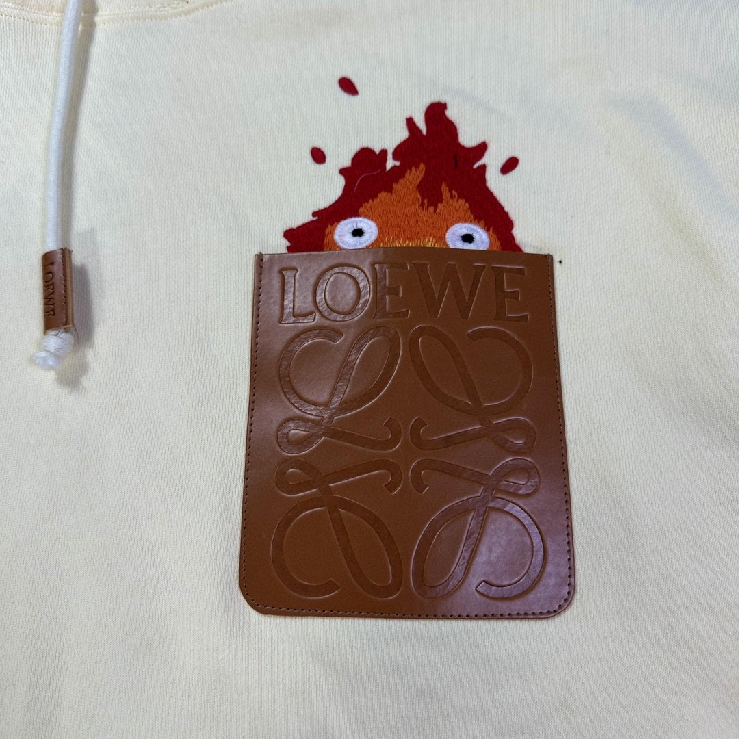 Loewe 罗意威 哈尔的移动城堡 联名款 小火焰刺绣拼皮口袋抽绳连帽卫衣 卫衣 秋冬 米白 HB44Y24X04-2370