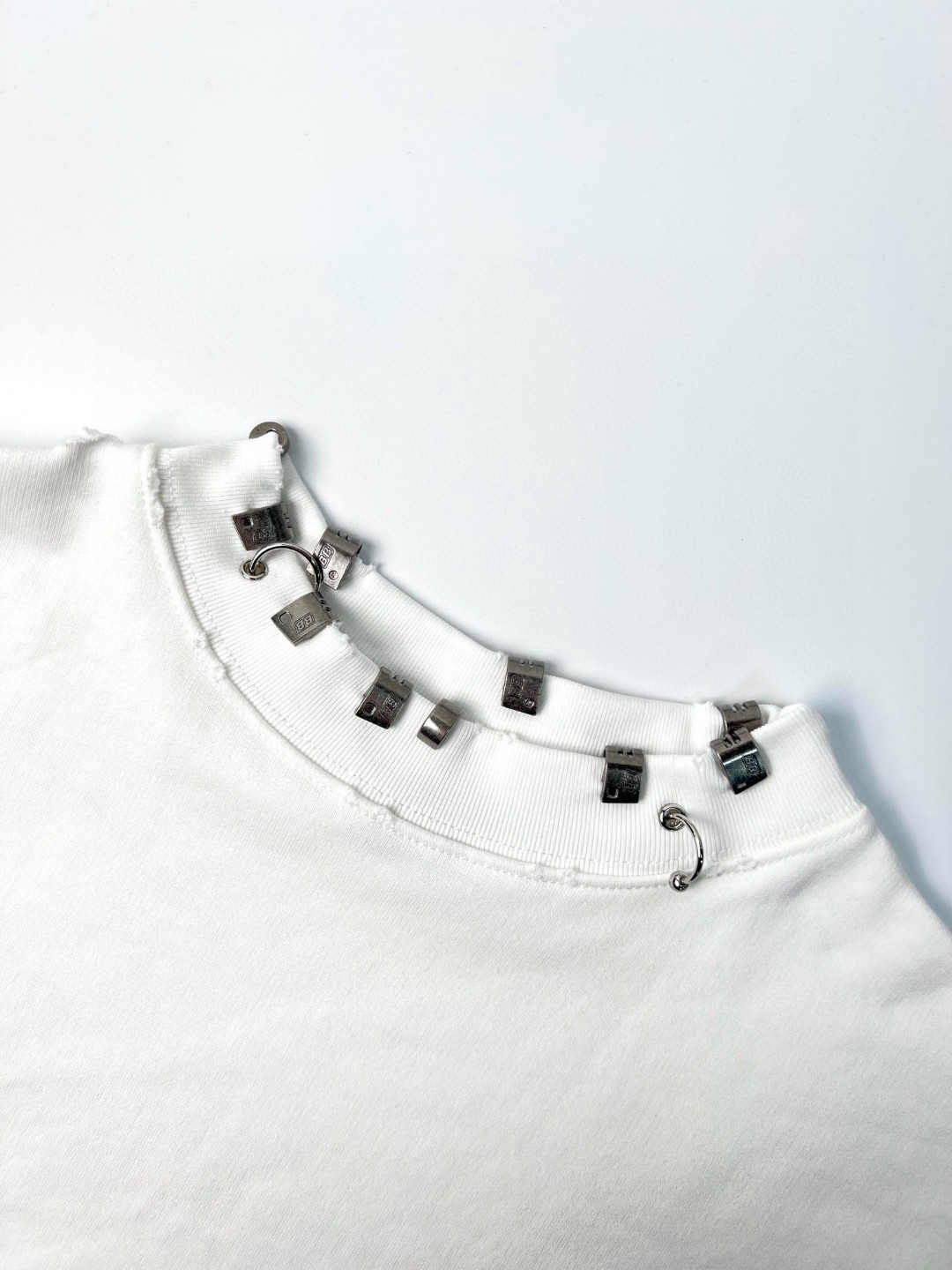 Balenciaga 巴黎世家 破坏设计领口铆钉套头卫衣 长袖 秋冬 白色