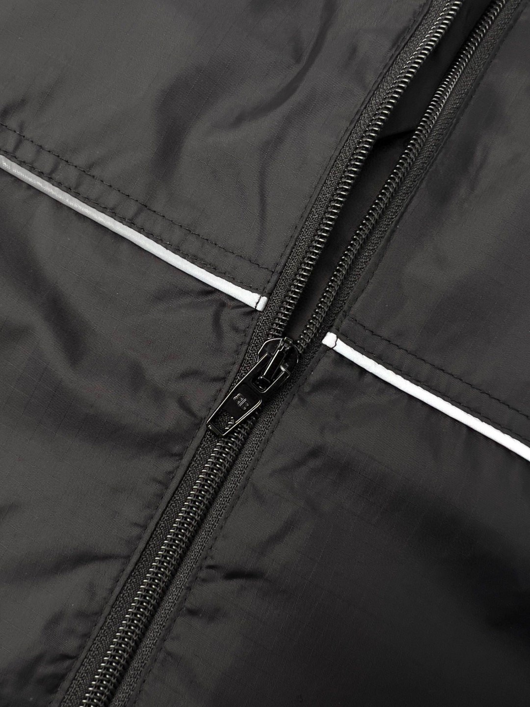 Balenciaga 巴黎世家 半拉链字母刺绣logo 连帽冲锋衣 夹克 外套 秋冬 黑色 