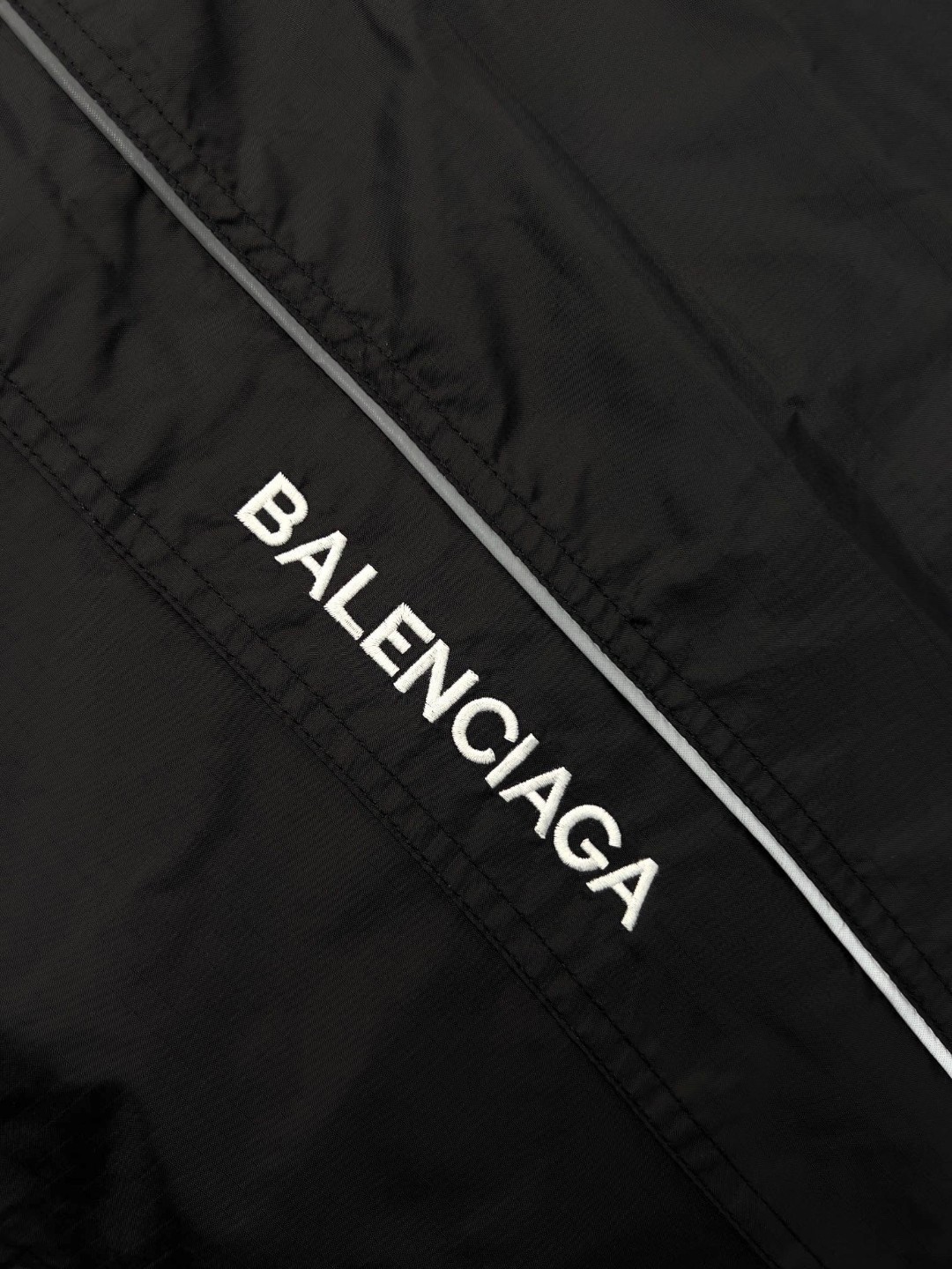 Balenciaga 巴黎世家 半拉链字母刺绣logo 连帽冲锋衣 夹克 外套 秋冬 黑色 
