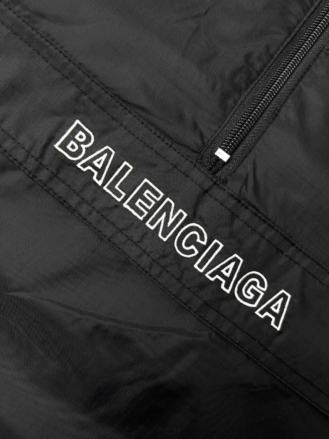 Balenciaga 巴黎世家 半拉链字母刺绣logo 连帽冲锋衣 夹克 外套 秋冬 黑色 