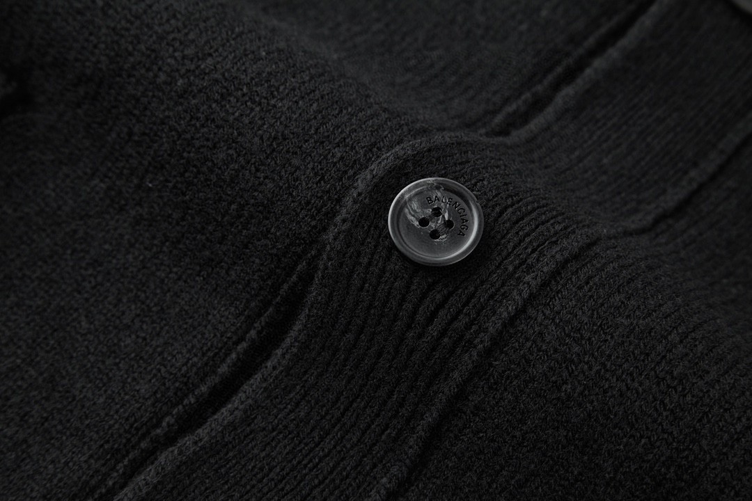 Balenciaga 巴黎世家 袖标V领羊毛开衫 针织衫 毛衣 长袖 黑色