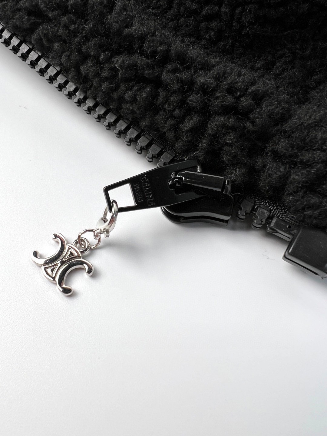 CELINE 赛琳 羊羔毛铆钉连帽卫衣 外套 长袖 秋冬款 黑色 2Y906699M-38NS