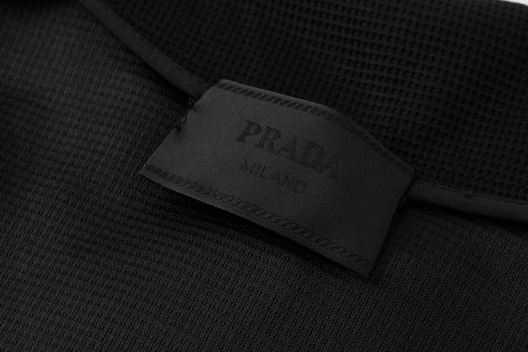 PRADA 普拉达 半拉链华夫格徽标卫衣 长袖 圆领 套头 秋冬卫衣 男女同款 黑色 