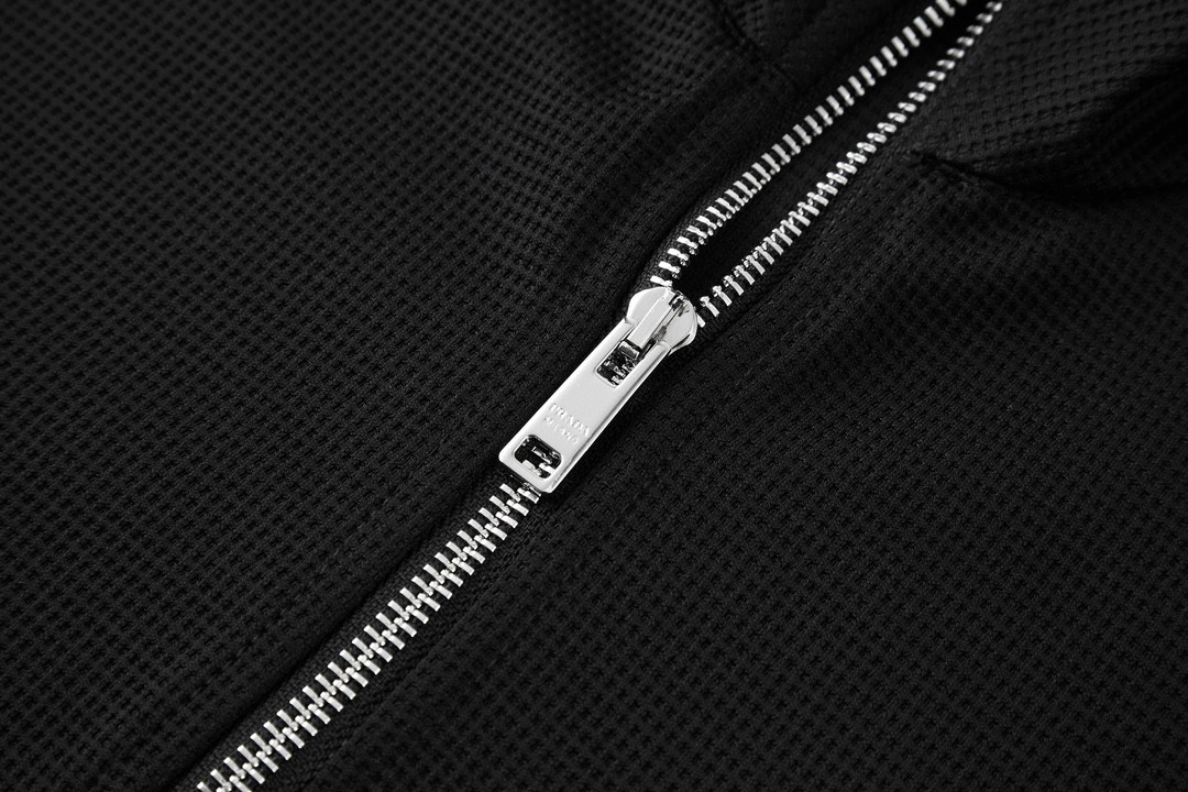 PRADA 普拉达 半拉链华夫格徽标卫衣 长袖 圆领 套头 秋冬卫衣 男女同款 黑色 