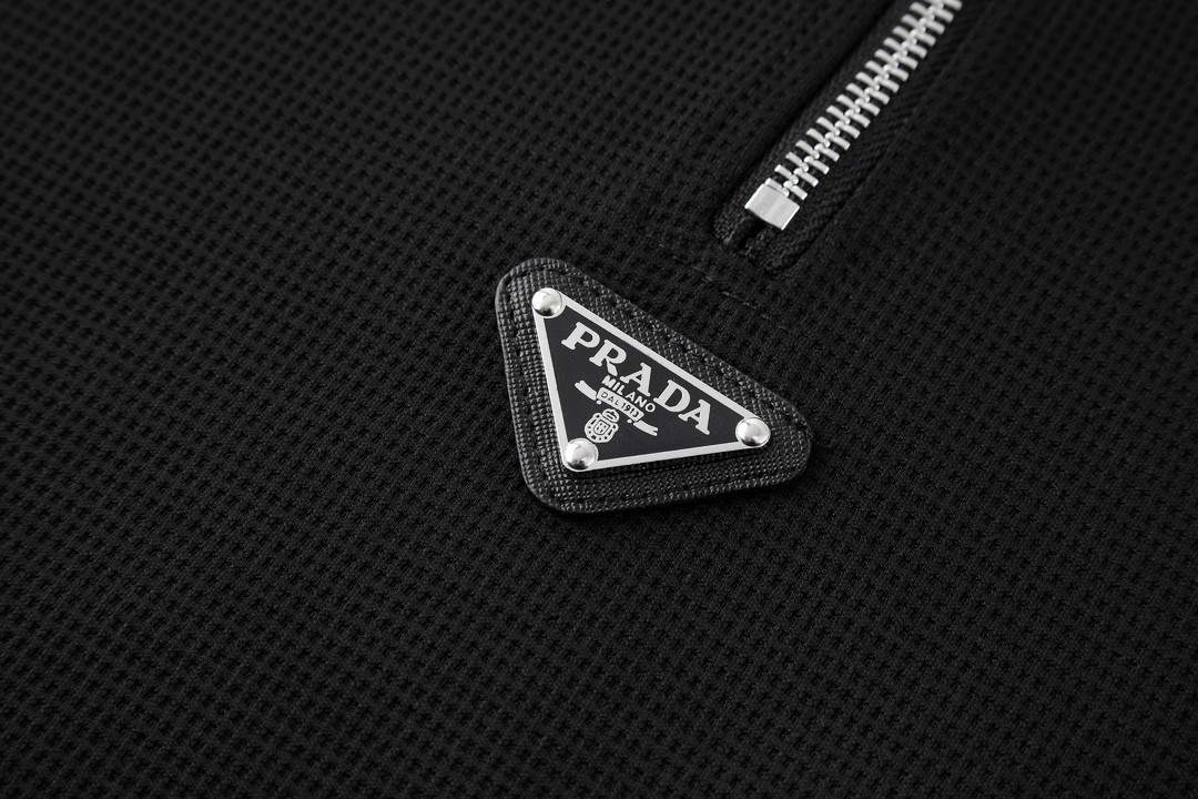 PRADA 普拉达 半拉链华夫格徽标卫衣 长袖 圆领 套头 秋冬卫衣 男女同款 黑色 