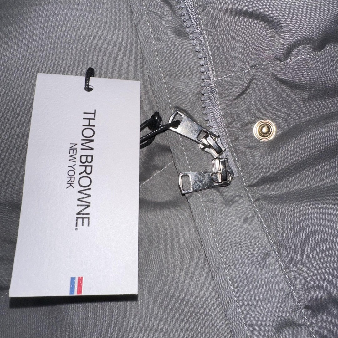 Thom Browne 经典四杠刺绣小钩图案长款羽绒服 长袖 保暖 灰色