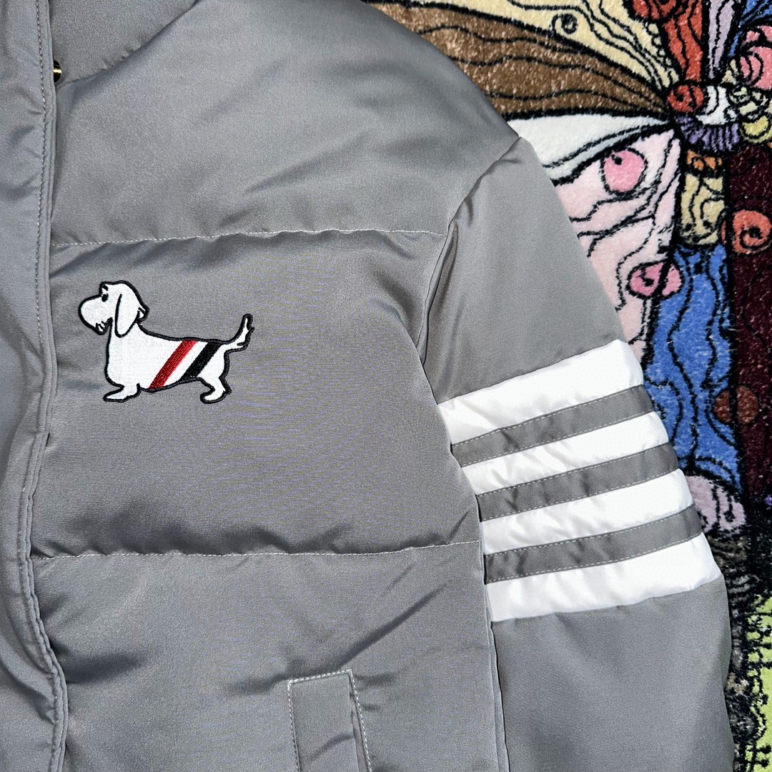 Thom Browne 经典四杠刺绣小钩图案长款羽绒服 长袖 保暖 灰色
