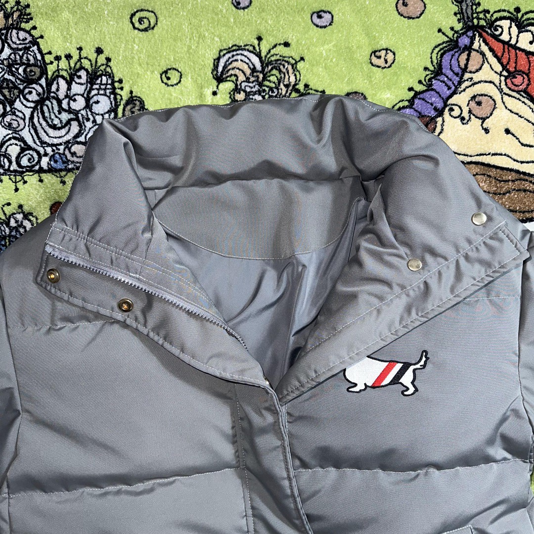 Thom Browne 经典四杠刺绣小钩图案长款羽绒服 长袖 保暖 灰色