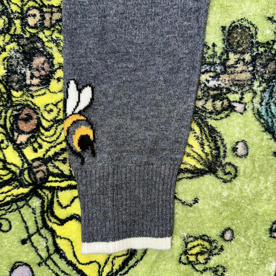 Thom Browne SS23 蜜蜂图案V领开衫 针织衫 毛衣 长袖 秋冬款 灰色 MKC451-AY1002-035