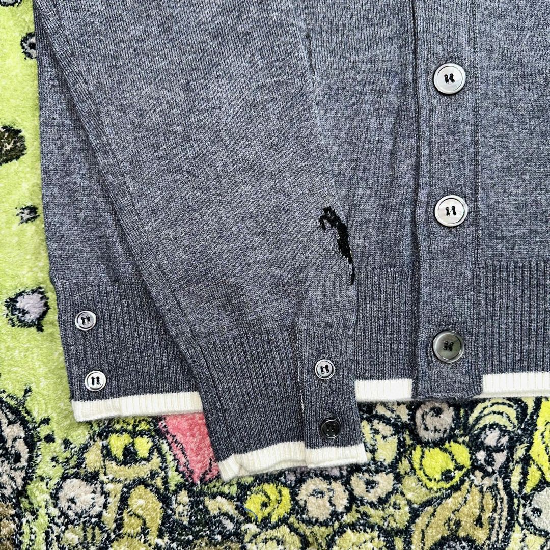 Thom Browne SS23 蜜蜂图案V领开衫 针织衫 毛衣 长袖 秋冬款 灰色 MKC451-AY1002-035