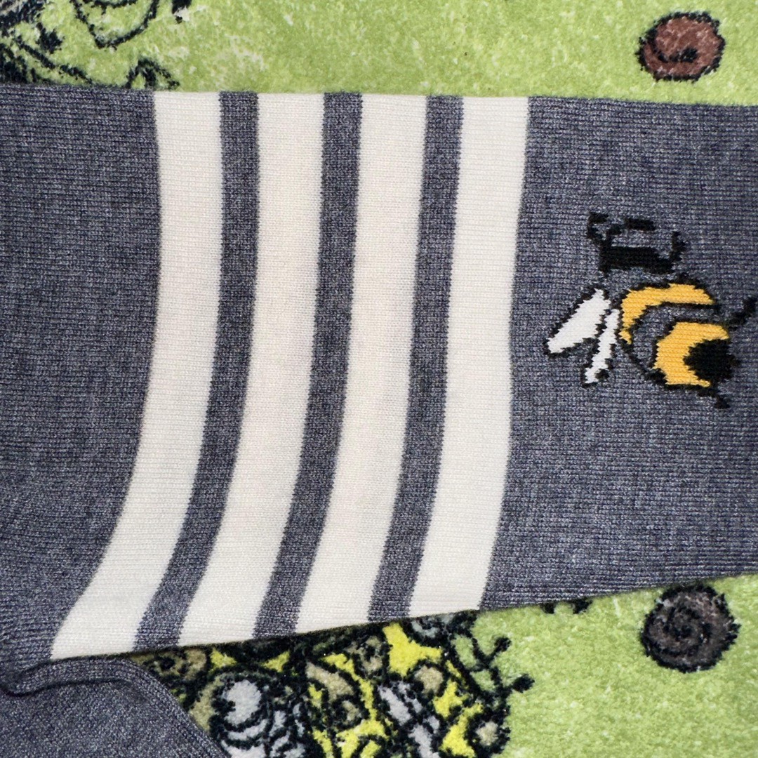 Thom Browne SS23 蜜蜂图案V领开衫 针织衫 毛衣 长袖 秋冬款 灰色 MKC451-AY1002-035