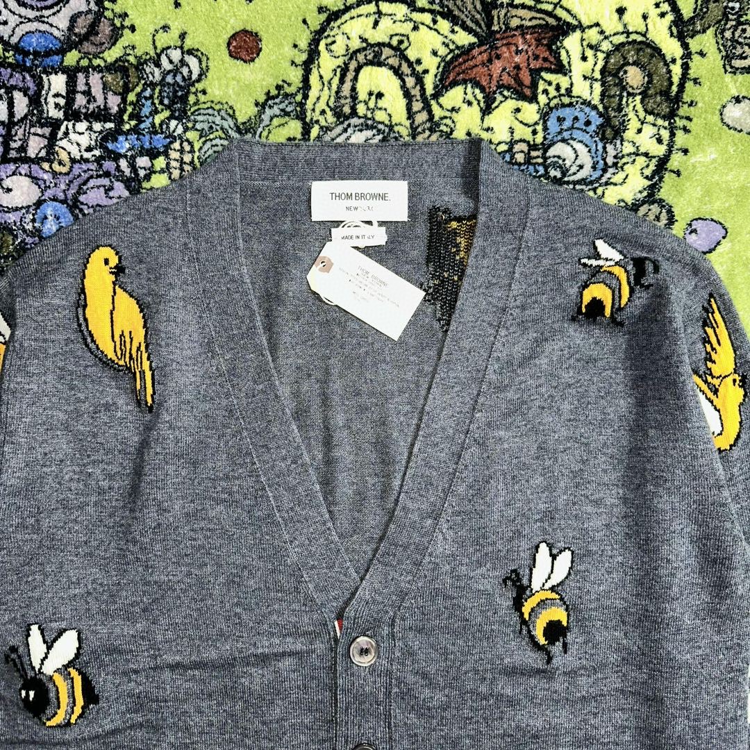 Thom Browne SS23 蜜蜂图案V领开衫 针织衫 毛衣 长袖 秋冬款 灰色 MKC451-AY1002-035