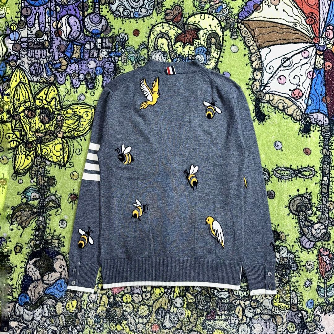 Thom Browne SS23 蜜蜂图案V领开衫 针织衫 毛衣 长袖 秋冬款 灰色 MKC451-AY1002-035