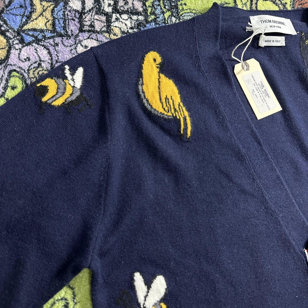 Thom Browne SS23 蜜蜂图案V领开衫 针织衫 毛衣 长袖 秋冬款 海军蓝 MKC451A-Y1002-415
