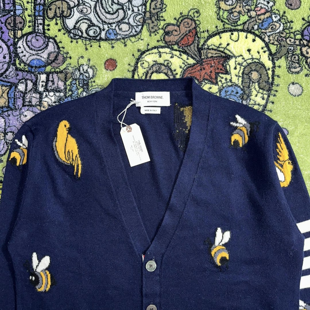 Thom Browne SS23 蜜蜂图案V领开衫 针织衫 毛衣 长袖 秋冬款 海军蓝 MKC451A-Y1002-415
