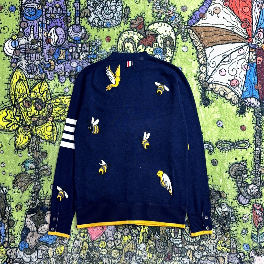 Thom Browne SS23 蜜蜂图案V领开衫 针织衫 毛衣 长袖 秋冬款 海军蓝 MKC451A-Y1002-415