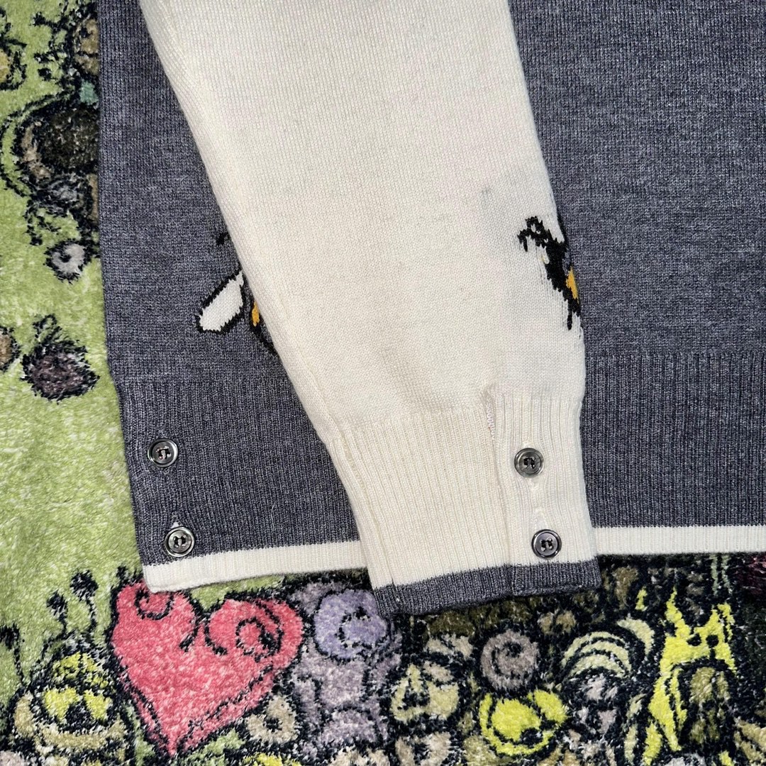 Thom Browne SS23 蜜蜂小鸟图案圆领毛衣 套头 长袖 秋冬款 灰色 MKA444F-Y1002-982