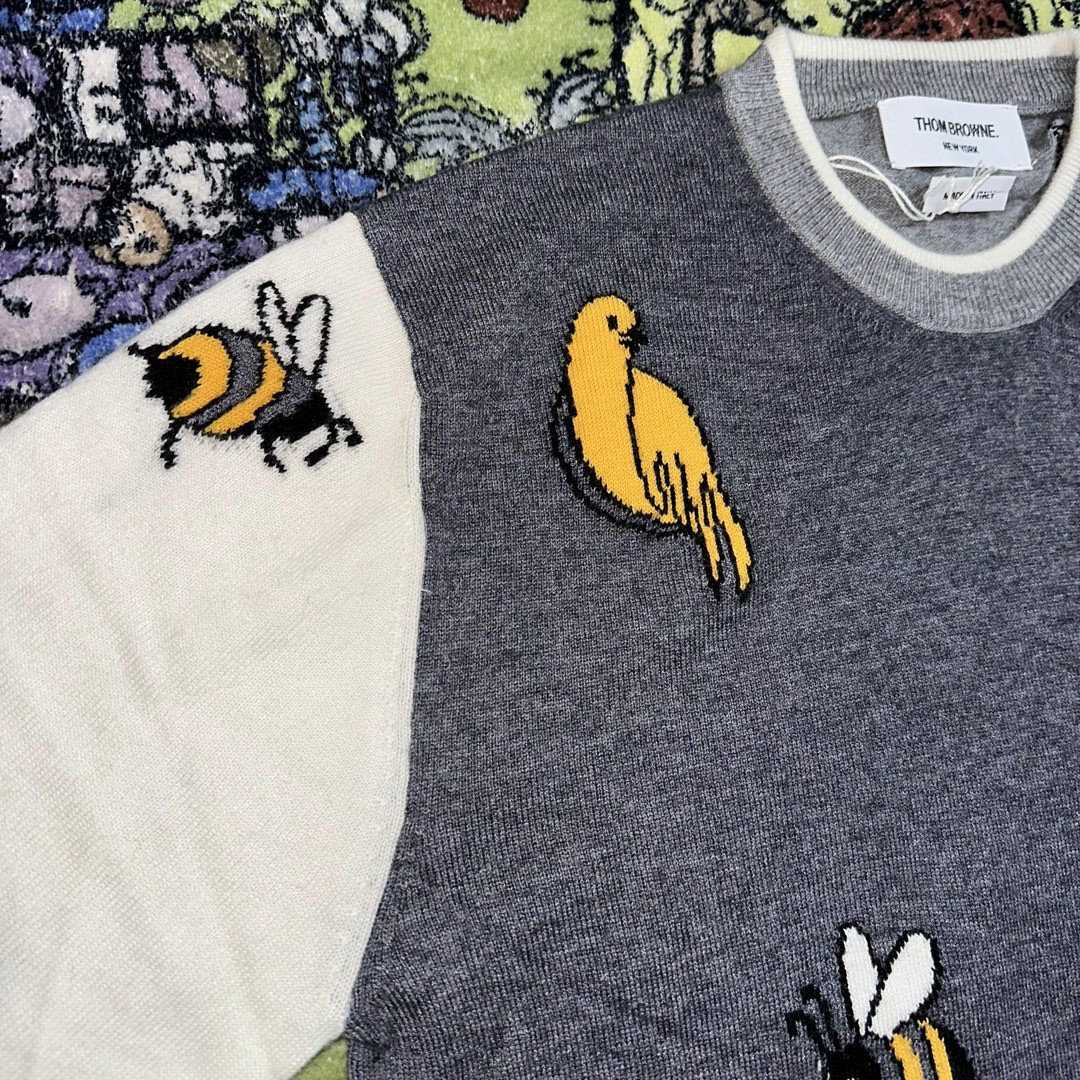 Thom Browne SS23 蜜蜂小鸟图案圆领毛衣 套头 长袖 秋冬款 灰色 MKA444F-Y1002-982