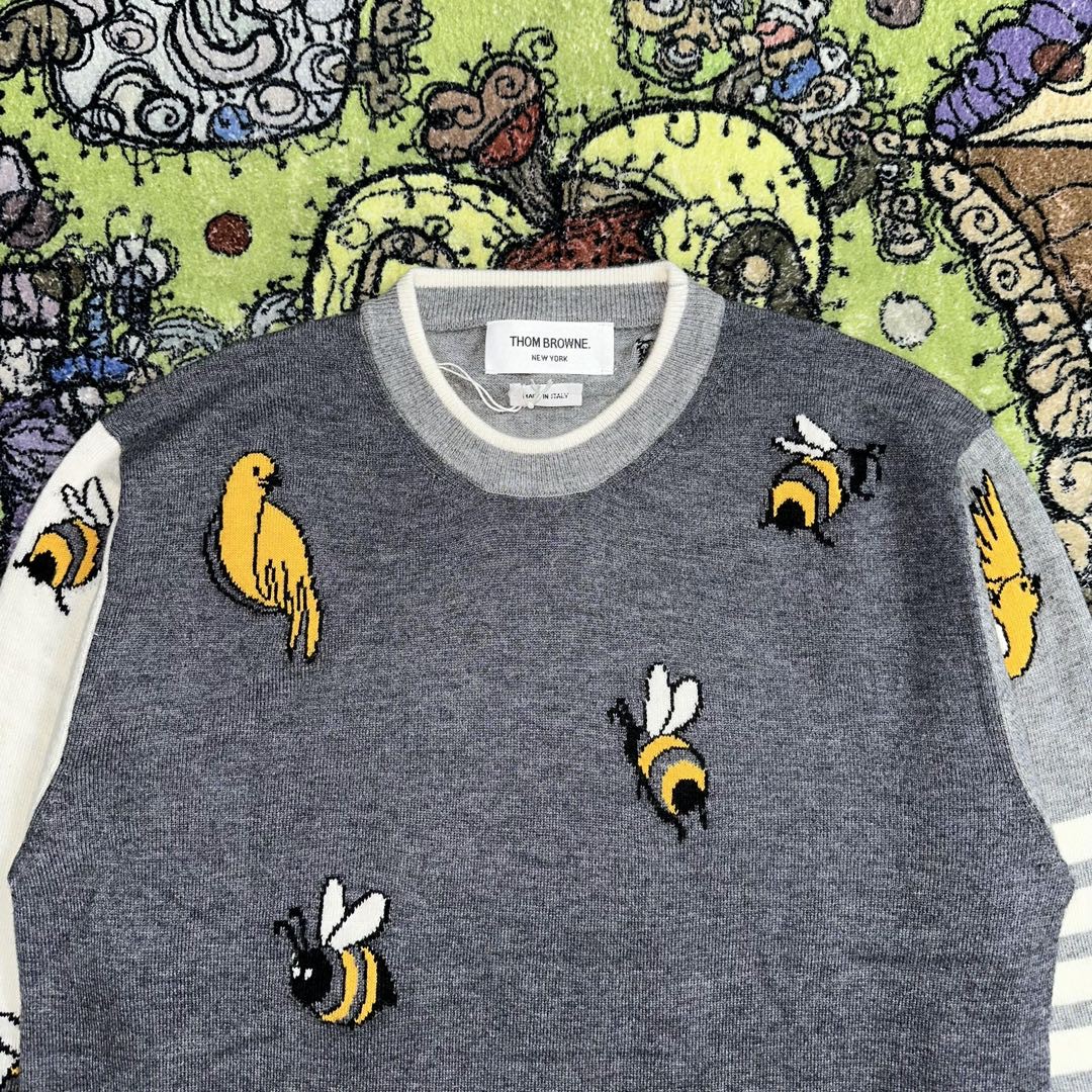 Thom Browne SS23 蜜蜂小鸟图案圆领毛衣 套头 长袖 秋冬款 灰色 MKA444F-Y1002-982