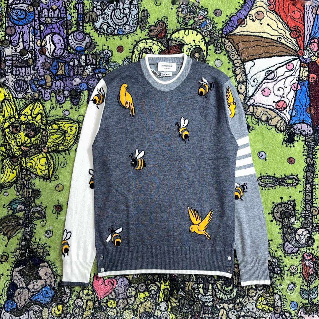 Thom Browne SS23 蜜蜂小鸟图案圆领毛衣 套头 长袖 秋冬款 灰色 MKA444F-Y1002-982