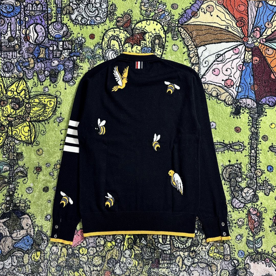Thom Browne SS23 蜜蜂小鸟图案圆领毛衣 套头 长袖 秋冬款 海军蓝 MKA444A-Y1002-415