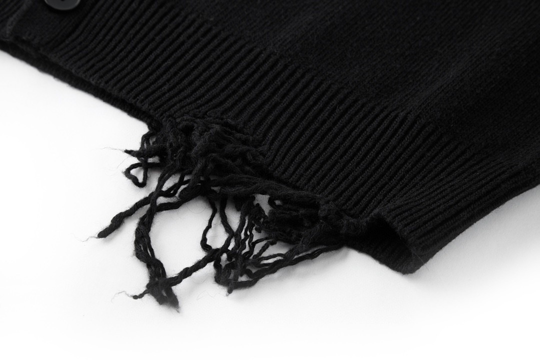 Givenchy 纪梵希 V领单排扣破洞羊毛开衫 毛衣 长袖 秋冬款 黑色 BM90NU4ZH6004