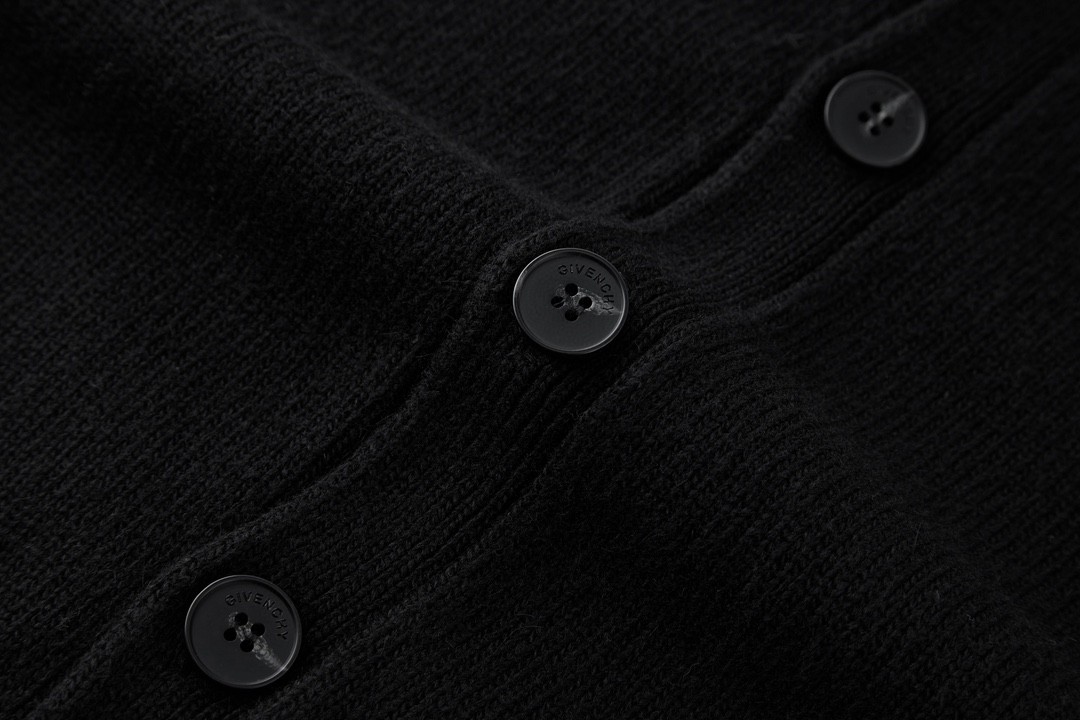 Givenchy 纪梵希 V领单排扣破洞羊毛开衫 毛衣 长袖 秋冬款 黑色 BM90NU4ZH6004