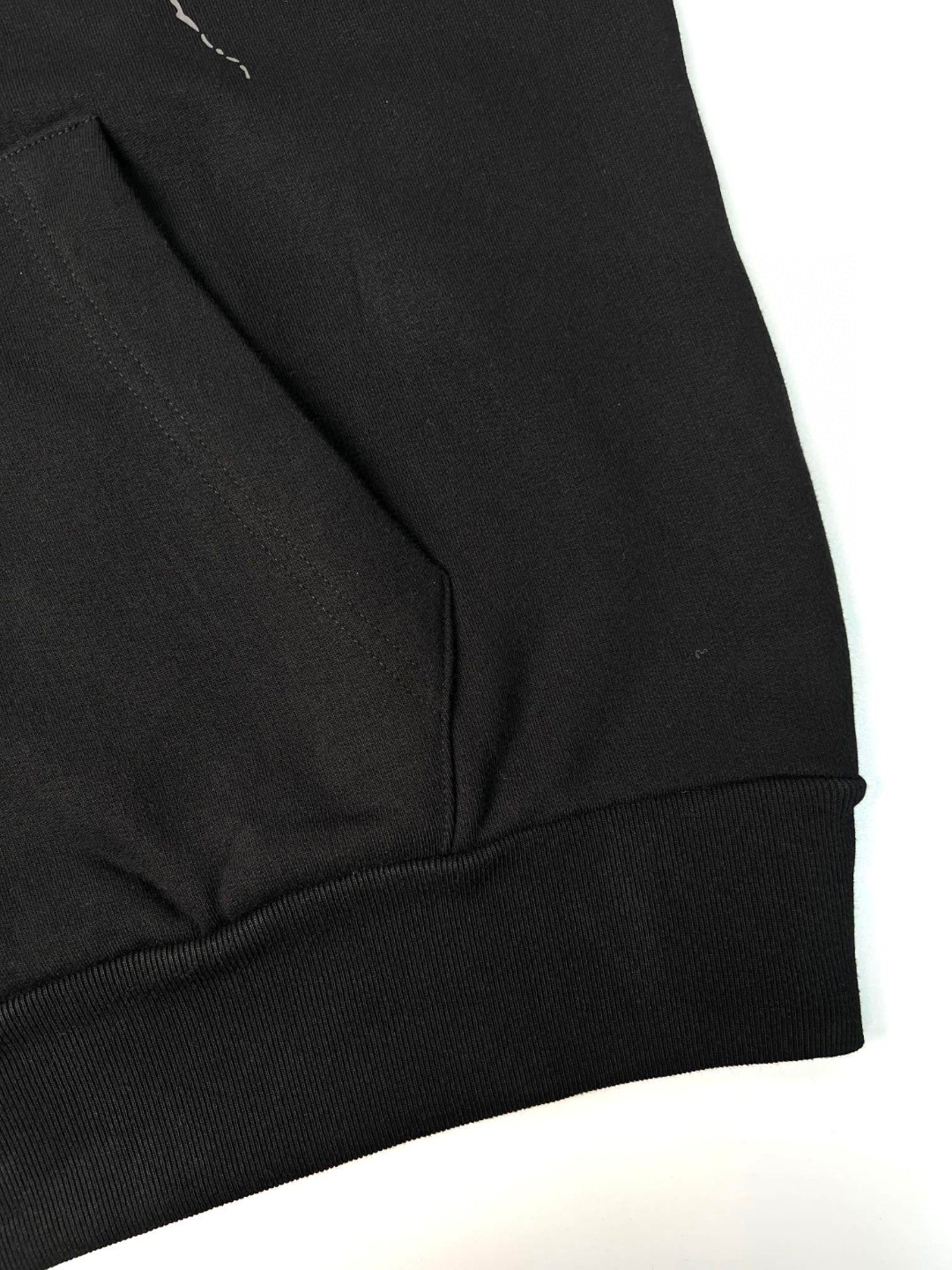 Givenchy 纪梵希 闪电字母印花 连帽卫衣 套头 长袖 秋冬款 黑色 BMJOLA3YJ9-001