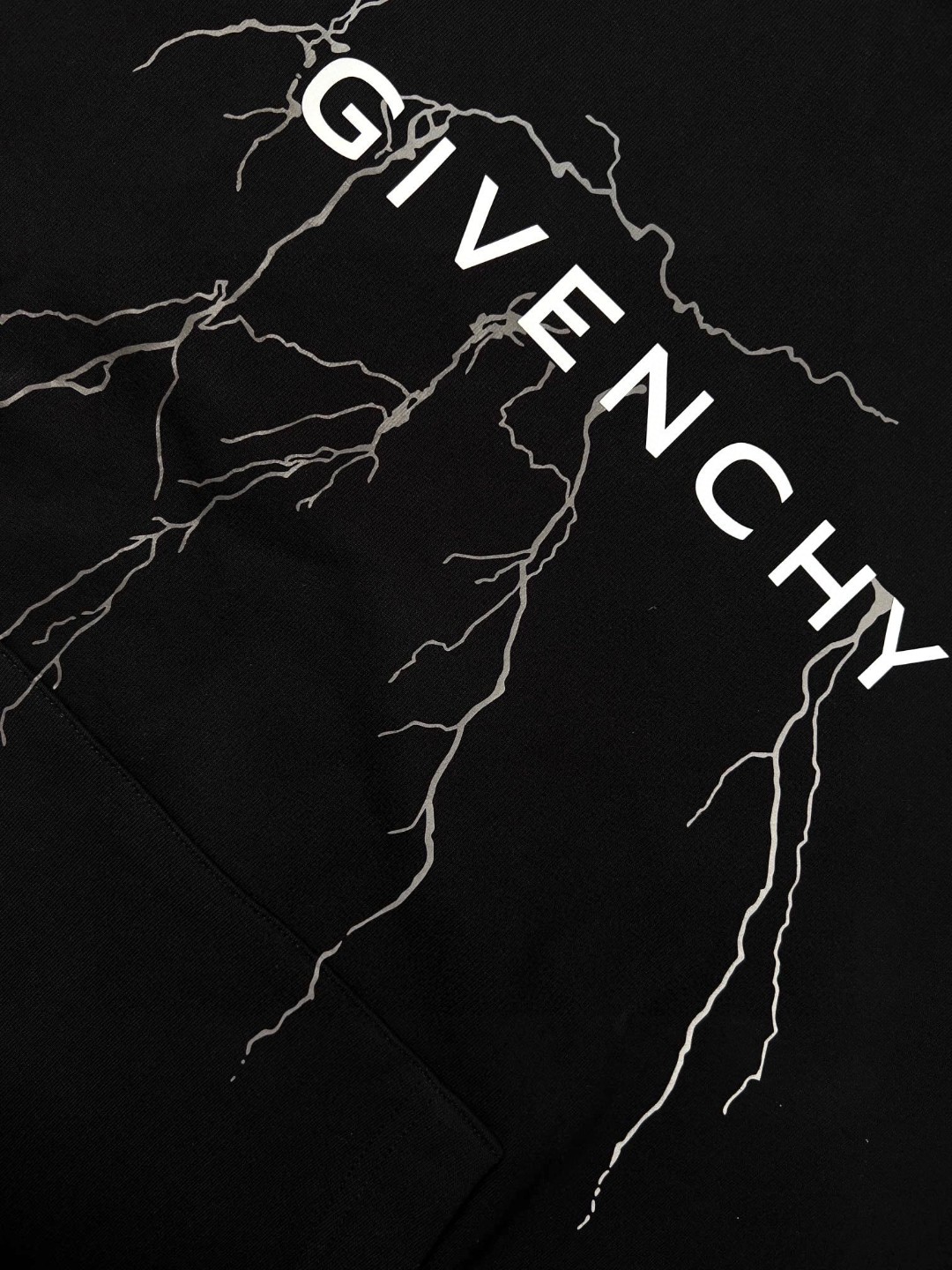 Givenchy 纪梵希 闪电字母印花 连帽卫衣 套头 长袖 秋冬款 黑色 BMJOLA3YJ9-001