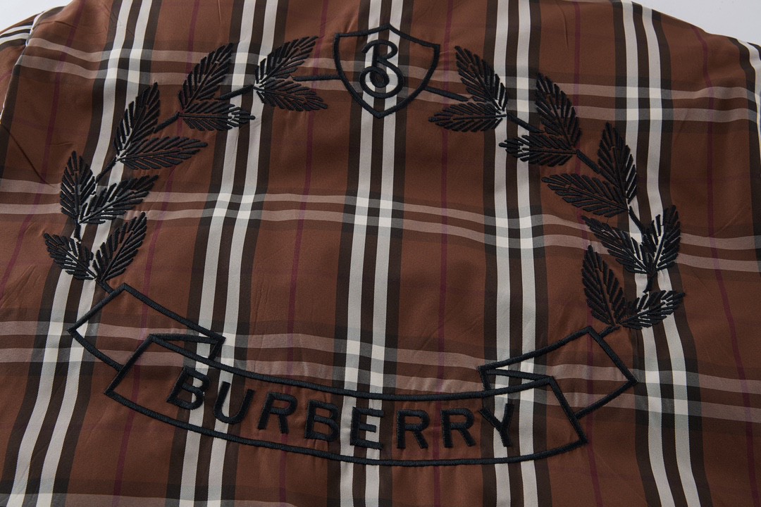 Burberry 巴宝莉 刺绣战马橡树叶立领羽绒服 夹克 长袖 外套 冬款 深棕色 80727911