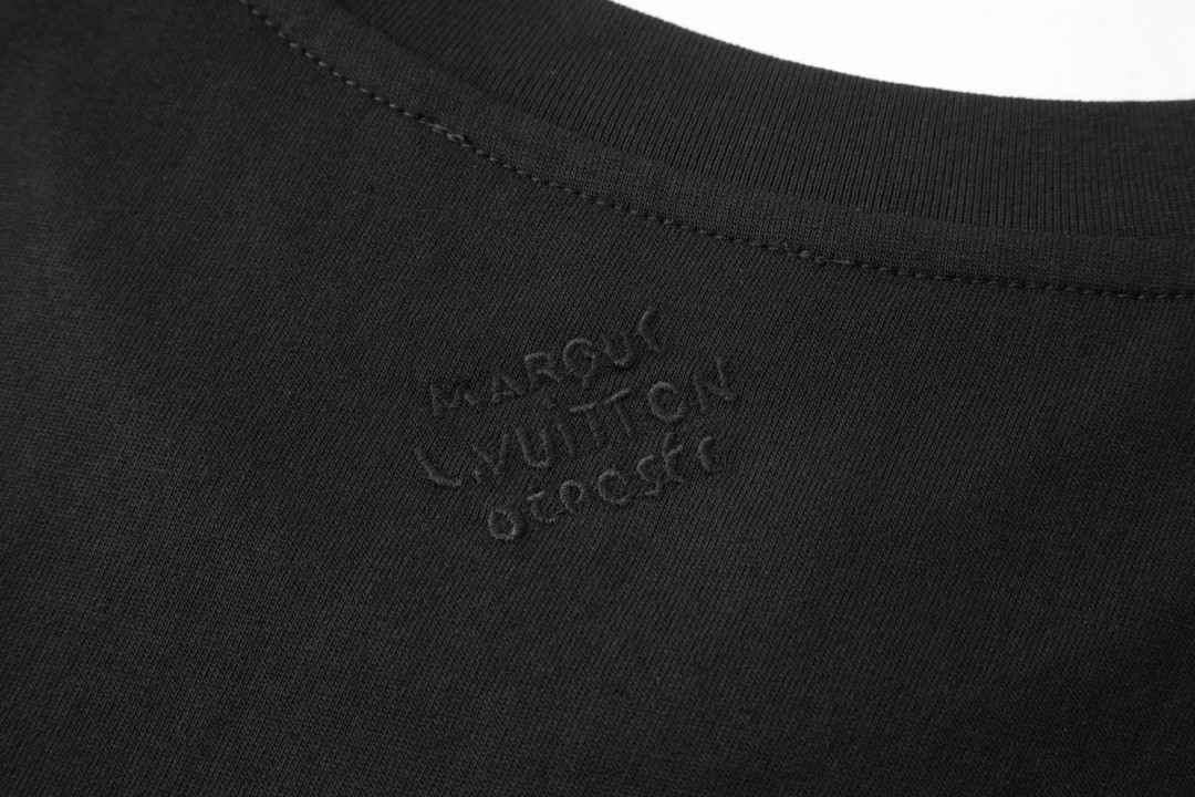 LOUIS VUITTON 路易威登 铆钉字母印花短袖 圆领 T 恤 上衣 夏款 男女同款 黑色