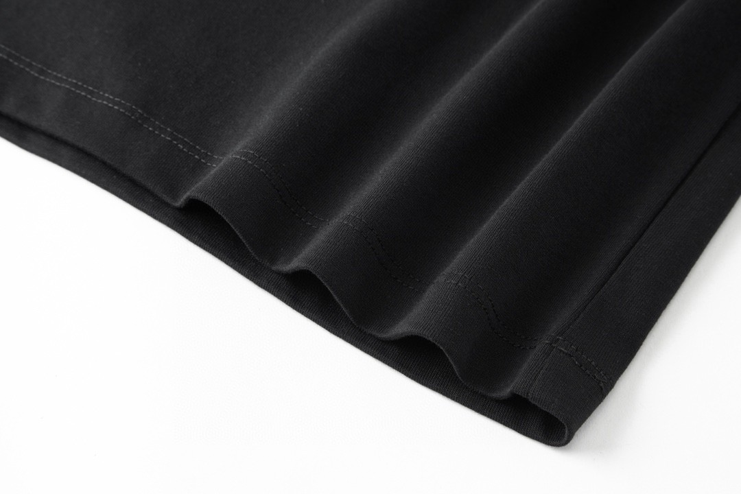 LOUIS VUITTON 路易威登 铆钉字母印花短袖 圆领 T 恤 上衣 夏款 男女同款 黑色