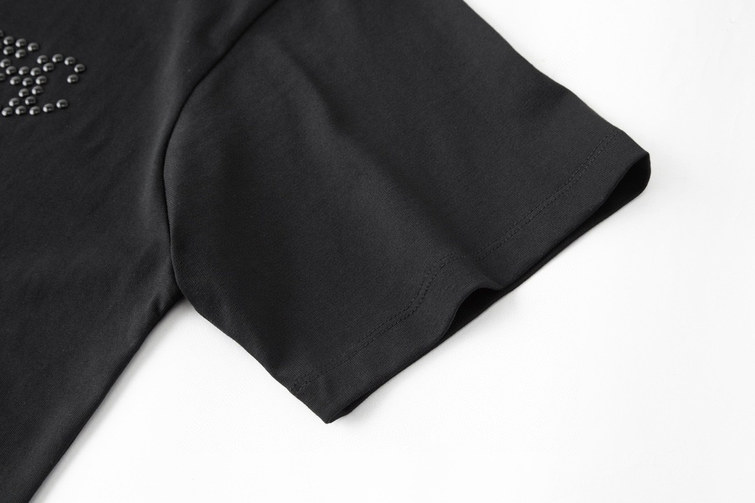 LOUIS VUITTON 路易威登 铆钉字母印花短袖 圆领 T 恤 上衣 夏款 男女同款 黑色