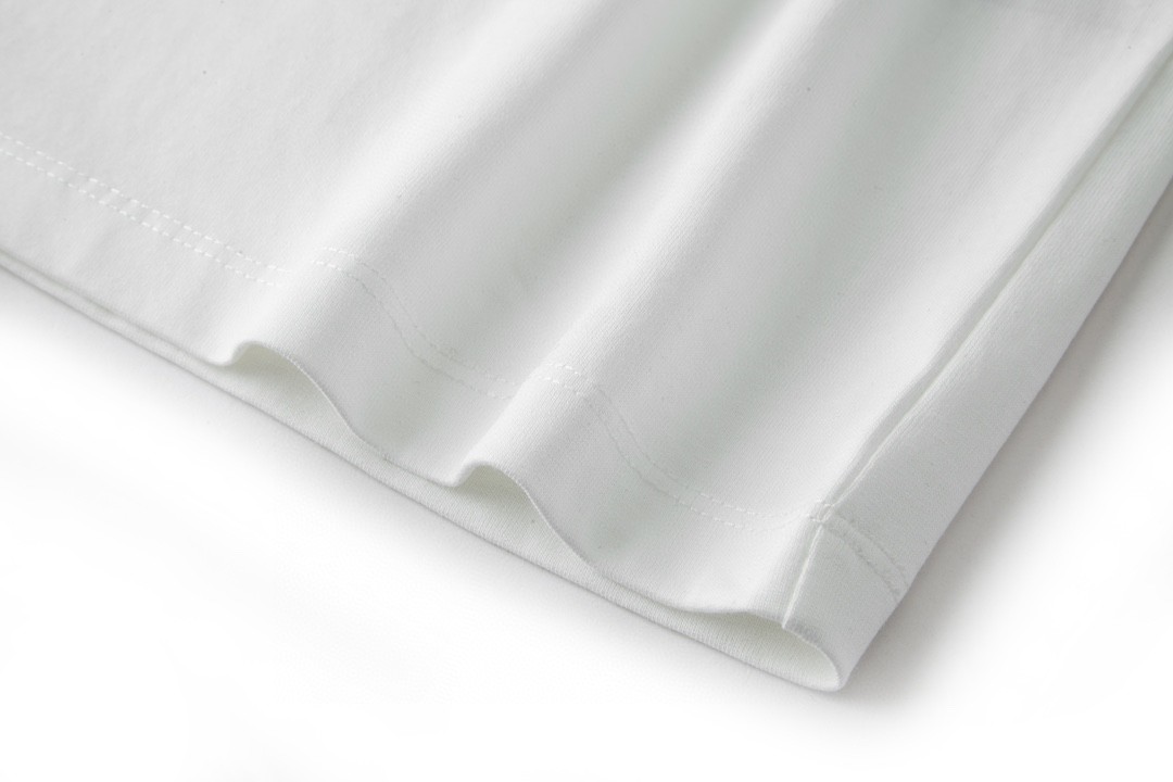 LOUIS VUITTON 路易威登 铆钉字母印花短袖 圆领 T 恤 上衣 夏款 男女同款 白色 