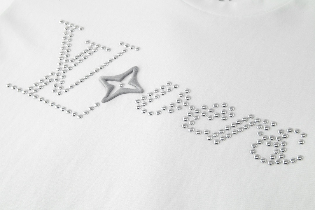 LOUIS VUITTON 路易威登 铆钉字母印花短袖 圆领 T 恤 上衣 夏款 男女同款 白色 