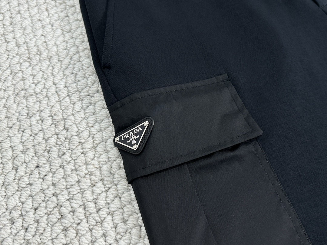 PRADA 普拉达 纯色中腰徽标贴袋松紧直筒休闲裤 运动裤 裤子 短裤 黑色 UJP229-11JE-F0806-S-OOO