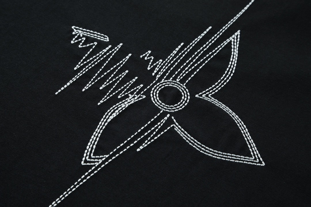 LOUIS VUITTON 路易威登 折线老花刺绣短袖 圆领 T 恤 上衣 夏款 男女同款 黑色 1AAU5D