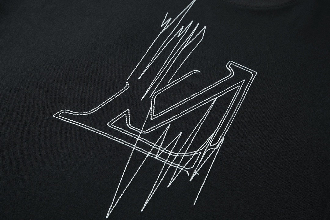 LOUIS VUITTON 路易威登 折线老花刺绣短袖 圆领 T 恤 上衣 夏款 男女同款 黑色 1AAU5D