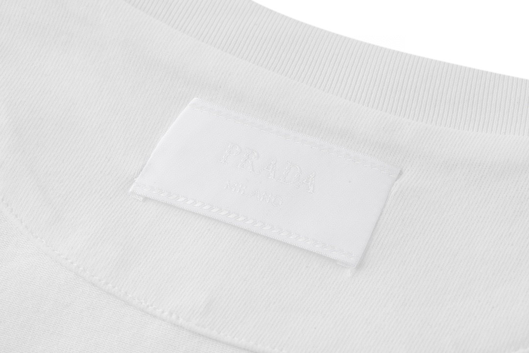 PRADA 普拉达 纯色胸口口袋徽标圆领 短袖 T恤 男女同款 白色