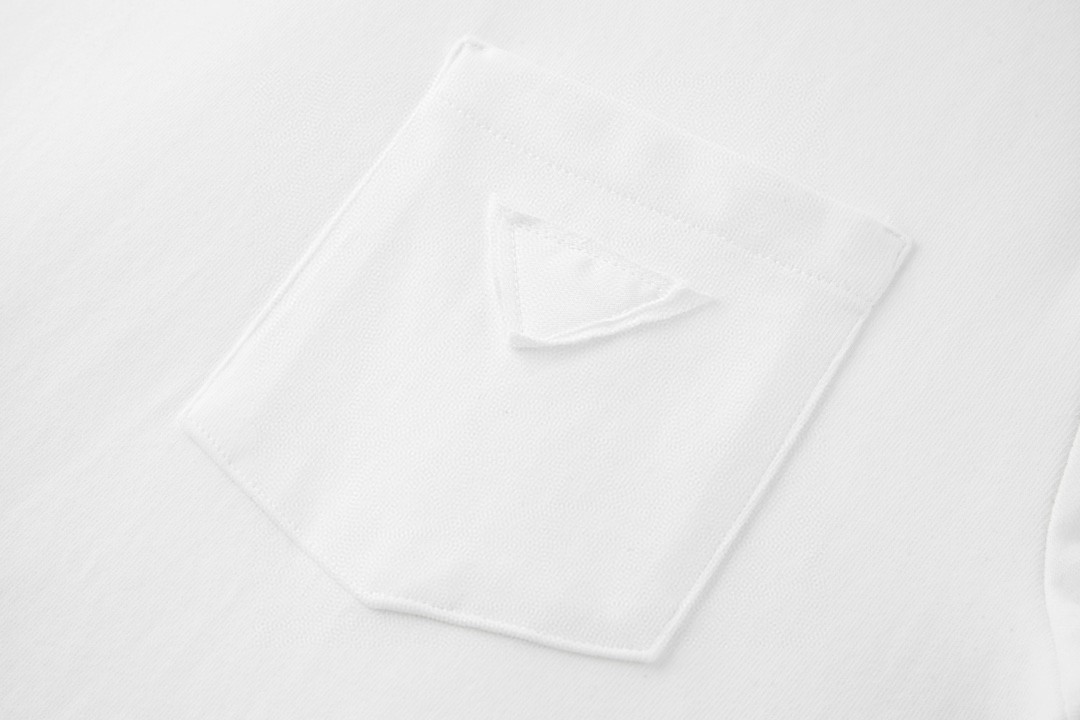 PRADA 普拉达 纯色胸口口袋徽标圆领 短袖 T恤 男女同款 白色