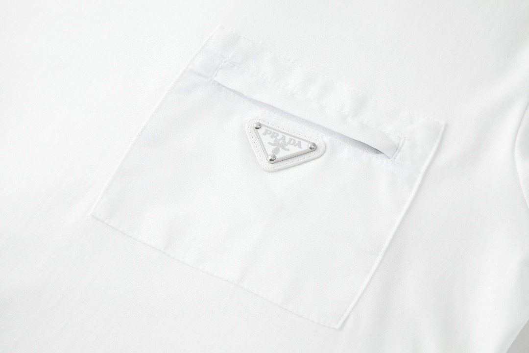 PRADA 普拉达 字母logo徽标拉链口袋圆领 短袖 T恤 男女同款 白色