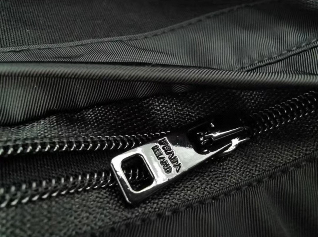 PRADA 普拉达 字母logo徽标拉链口袋圆领 短袖 T恤 男女同款 黑色 UJN661-1WQ5-F0002